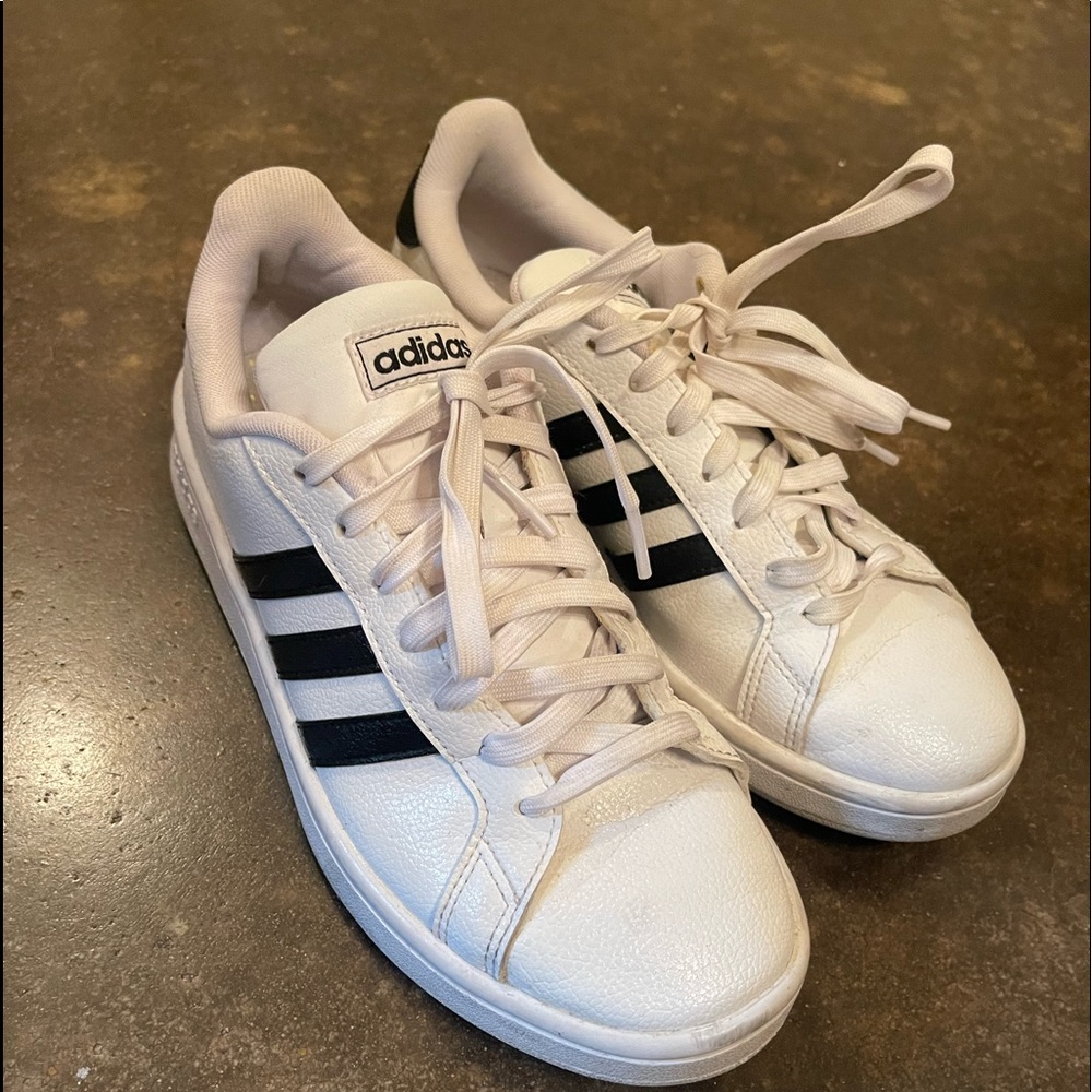 Adidas Grand Court Lifestyle Sneaker.